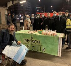 Berlin’de Mevlana Camisi Derneği evsizlere çorba ve yiyecek dağıttı
