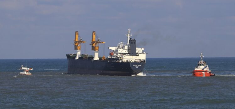 GÜNCELLEME – Beykoz'da makine arızası nedeniyle demir atan kargo gemisi Ahırkapı'ya götürülüyor