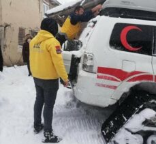 Bilecik'te kardan ulaşılamayan köydeki hasta paletli ambulansla hastaneye götürüldü
