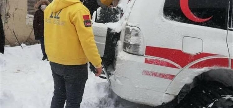 Bilecik'te kardan ulaşılamayan köydeki hasta paletli ambulansla hastaneye götürüldü