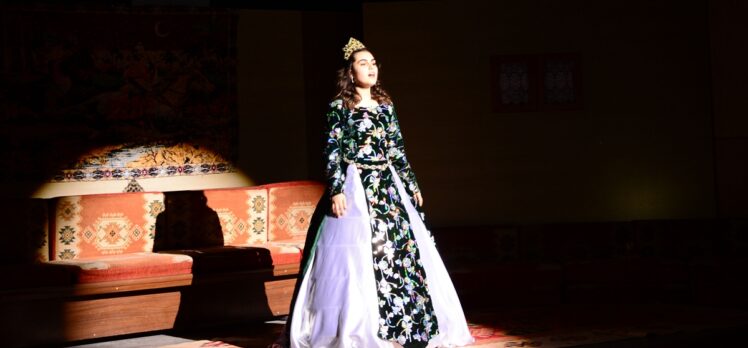Bitlisli kadınlar yöreye özgü kız isteme geleneğini tiyatroya taşıdı