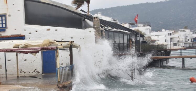 Bodrum'da kuvvetli rüzgar nedeniyle Bodrum-Datça arası feribot seferleri yapılamadı