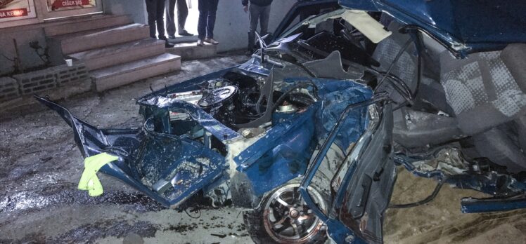 Bursa'da ağaca çarpan otomobilin sürücüsü ağır yaralandı