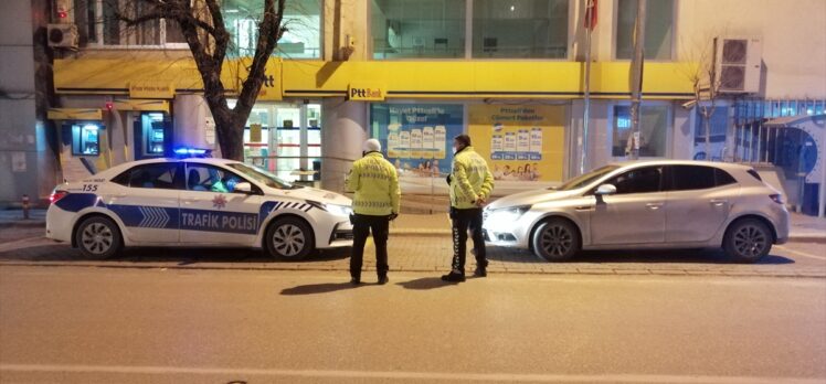 Bursa'da kısıtlamayı ihlal ederek polisle tartışan sürücü gözaltına alındı