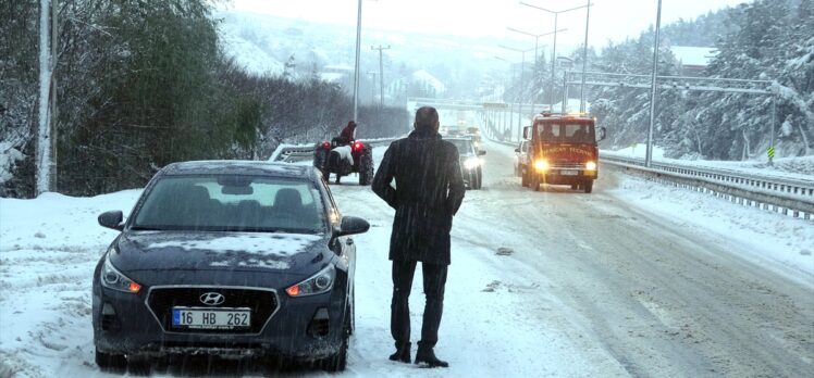 Bursa'da yoğun kar yağışı sürücülere zor anlar yaşattı