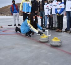 Curling Milli Takımı bu kez donan çay üzerinde curling heyecanı yaşadı
