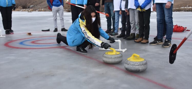 Curling Milli Takımı bu kez donan çay üzerinde curling heyecanı yaşadı