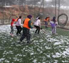 Denizli'de kız öğrencilerden oluşan hokey takımı başarılarıyla dikkati çekiyor