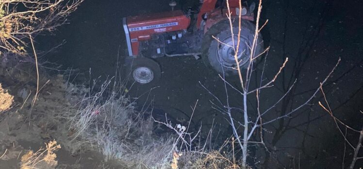 Denizli'de traktör devrildi: 1 ölü 1 yaralı
