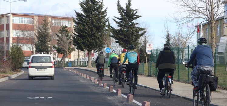 Edirne'de akademisyenler ve sporcular “engelsiz üniversite” sloganıyla pedal çevirdi
