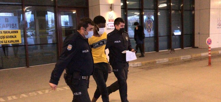 Edirne'de kendisini sakinleştirmeye çalışan polisin elini ısıran Kamerun uyruklu kişi gözaltına alındı