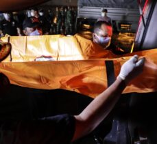 Endonezya'da uçağın denize düştüğü bölgede kot pantolon ve metal parçaları bulundu