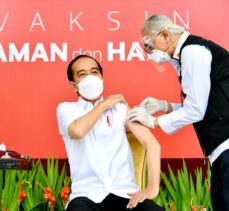 Endonezya'da ilk Kovid-19 aşısı Devlet Başkanı Widodo'ya yapıldı