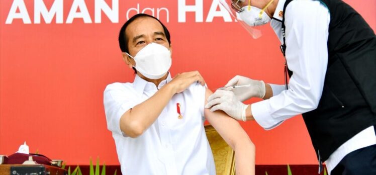Endonezya'da ilk Kovid-19 aşısı Devlet Başkanı Widodo'ya yapıldı