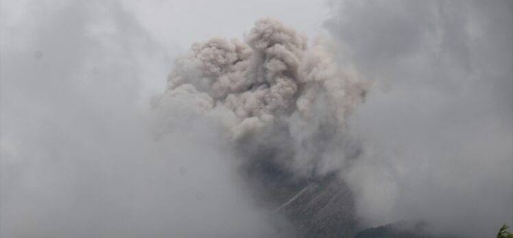 Endonezya'da Merapi Yanardağı'nda son 6 saatte 22 patlama oldu