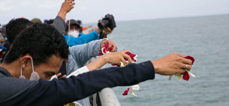 Endonezya’da uçak kazasında ölenler için denize çiçek bırakıldı