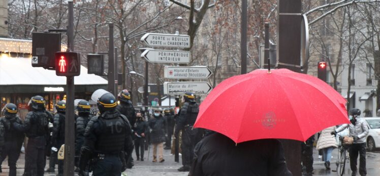 Fransızlar güvenlik yasa tasarısına karşı özgürlüklerini korumak için yürüdü