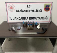 Gaziantep’te evinde 6 el bombası, silah ve uyuşturucu bulunan zanlı gözaltına alındı
