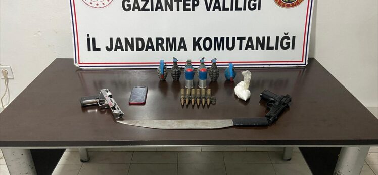 Gaziantep’te evinde 6 el bombası, silah ve uyuşturucu bulunan zanlı gözaltına alındı