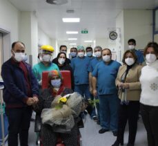 Gaziantep'te zorlu tedavi süreciyle yaşama tutunan iki Kovid-19 hastası alkışlarla servise alındı