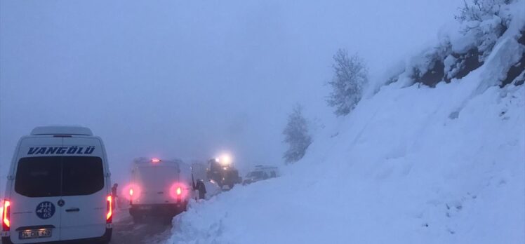 Hakkari'de kar ve tipi nedeniyle yolda kalan araçlar kurtarıldı