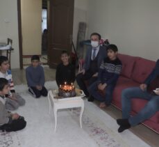 Hakkari'de kardan pastayla doğum günü kutlanan çocuğa valilik ve hayırseverler de  sürpriz yaptı