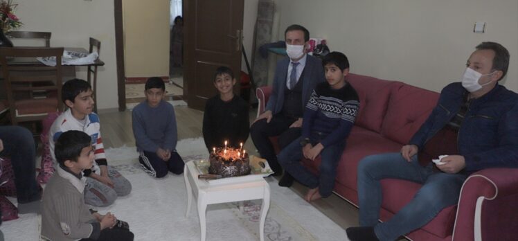 Hakkari'de kardan pastayla doğum günü kutlanan çocuğa valilik ve hayırseverler de  sürpriz yaptı