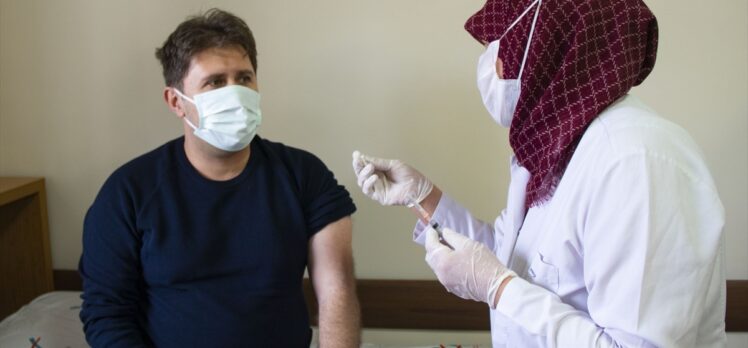 Ağrı ve Iğdır'da sağlık personeline CoronaVac aşısının ilk dozu uygulanıyor