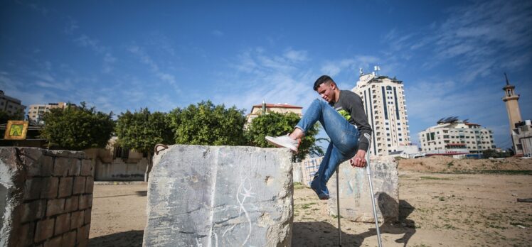 İsrail'in saldırısında bacağını kaybeden Filistinli genç “parkur sporu”yla engellere meydan okuyor