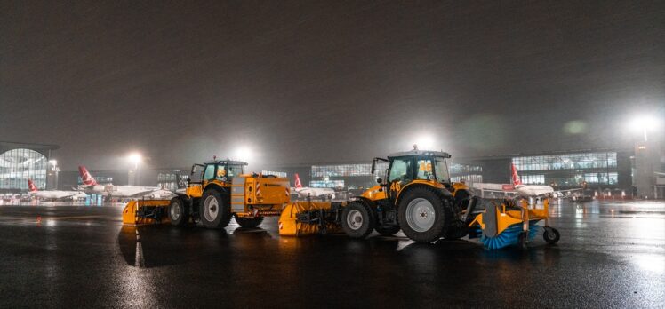 İstanbul Havalimanı'ndaki uçuşlar kar yağışına rağmen sürüyor