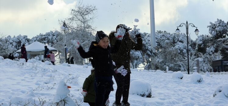 Balıkçılar kar yağışı altında İstanbul Boğazı'nda balık tutma keyfini yaşadı