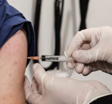 İstanbul'da sağlık çalışanlarına CoronaVac aşısı uygulanmaya başladı