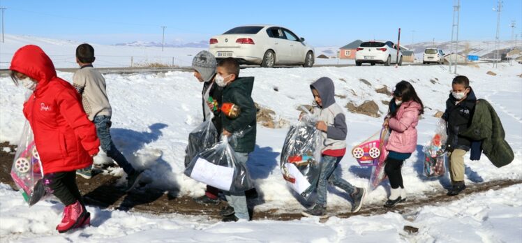 İstanbul'dan Ağrı'ya gelen Hayır Kapısı Derneği üyeleri köy çocuklarına kışlık yardım malzemesi dağıttı