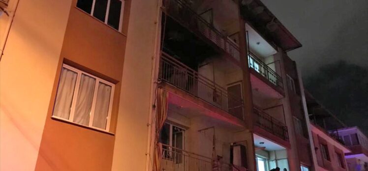 İzmir'de apartmanda çıkan yangında 2 kişi yaralandı