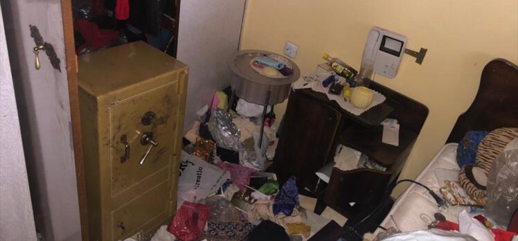 İzmir'de girdikleri evde 4 gün kalıp ziynet eşyalarını çalan şüpheliler tutuklandı
