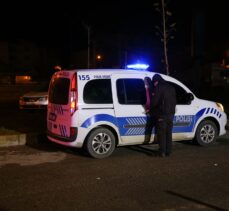 İzmir'de kısıtlamayı ihlal edip polisin “dur” ihtarına uymayan 3 kişi yakalandı