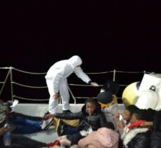 İzmir'de lastik botla sürüklenen 21 sığınmacı kurtarıldı