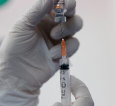 İzmir'de sağlık çalışanlarına CoronaVac aşısının ilk dozu yapılmaya başlandı