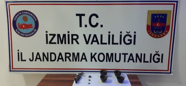 İzmir'de zeytinlikte kaçak kazı yapan 16 kişi tarihi eserlerle yakalandı