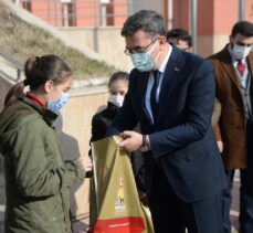 Kahramanmaraş'ta ihtiyaç sahibi 400 öğrenciye tablet hediye edildi