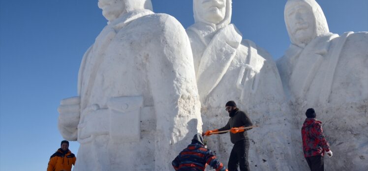 Kars'ta hayata geçirilecek kardan şehit heykellerinin yapımına başlandı