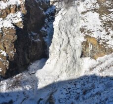 Kars'taki Susuz Şelalesi tamamen dondu