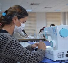 Kayseri'de 40 kadın istihdam edildikleri kursta 400 bin maske üretti