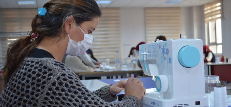 Kayseri'de 40 kadın istihdam edildikleri kursta 400 bin maske üretti