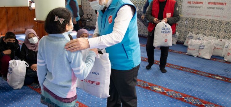 Kayseri'de 500 çocuğa kışlık elbise yardımı yapıldı