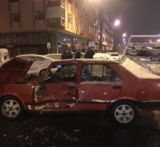 Kayseri'de kontrolden çıkan otomobil park halindeki 3 polis aracına çarptı