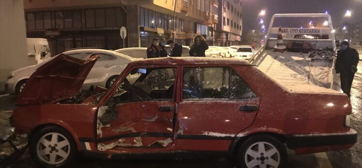 Kayseri'de kontrolden çıkan otomobil park halindeki 3 polis aracına çarptı