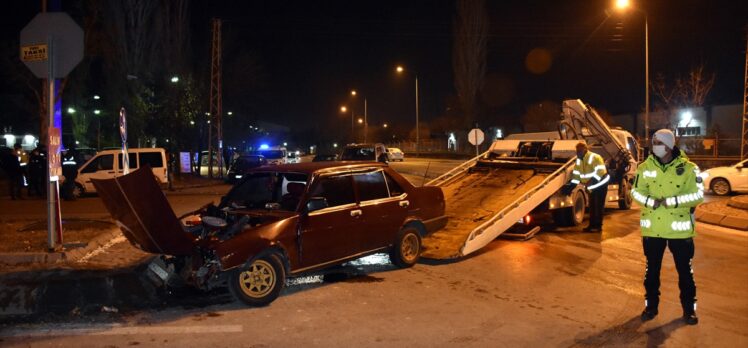 Kayseri'de otomobil sivil polis aracına çarptı: 1 yaralı