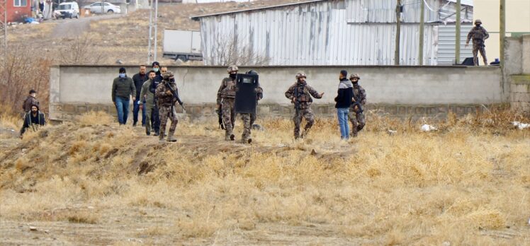 Kayseri'de tüfekle havaya rastgele ateş eden şüpheli özel harekat polislerince yakalandı