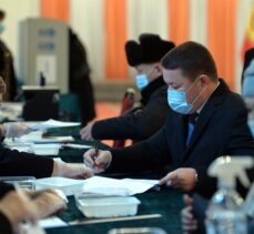 Kırgızistan'da halk erken cumhurbaşkanlığı seçimleri ve ülkenin yönetim şeklini belirlemek için sandık başına gitti